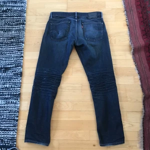 Levis 511 Jeans - Feta levis 511 jeans, najs fade å i bra skick förutom att dragkedjan vid gylfen inte funkar, går säkert å fixa om man kan sy eller lämna in till skräddare. Hör av dig vid minsta fundering!