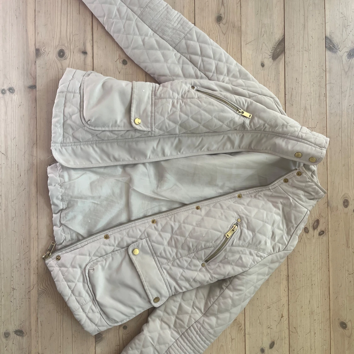 Beige jacka med dragkedjor - 2