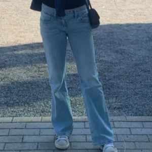 Ljusblå bootcut jeans - Jätte fina ljusblå lowwaist bootcut y2k jeans med super snygga bakfickor. Är 169cm för referens 🩷Säljer då jag redan har liknande 🫶🏻Det är bara att skriva om ni undrar något 🩷