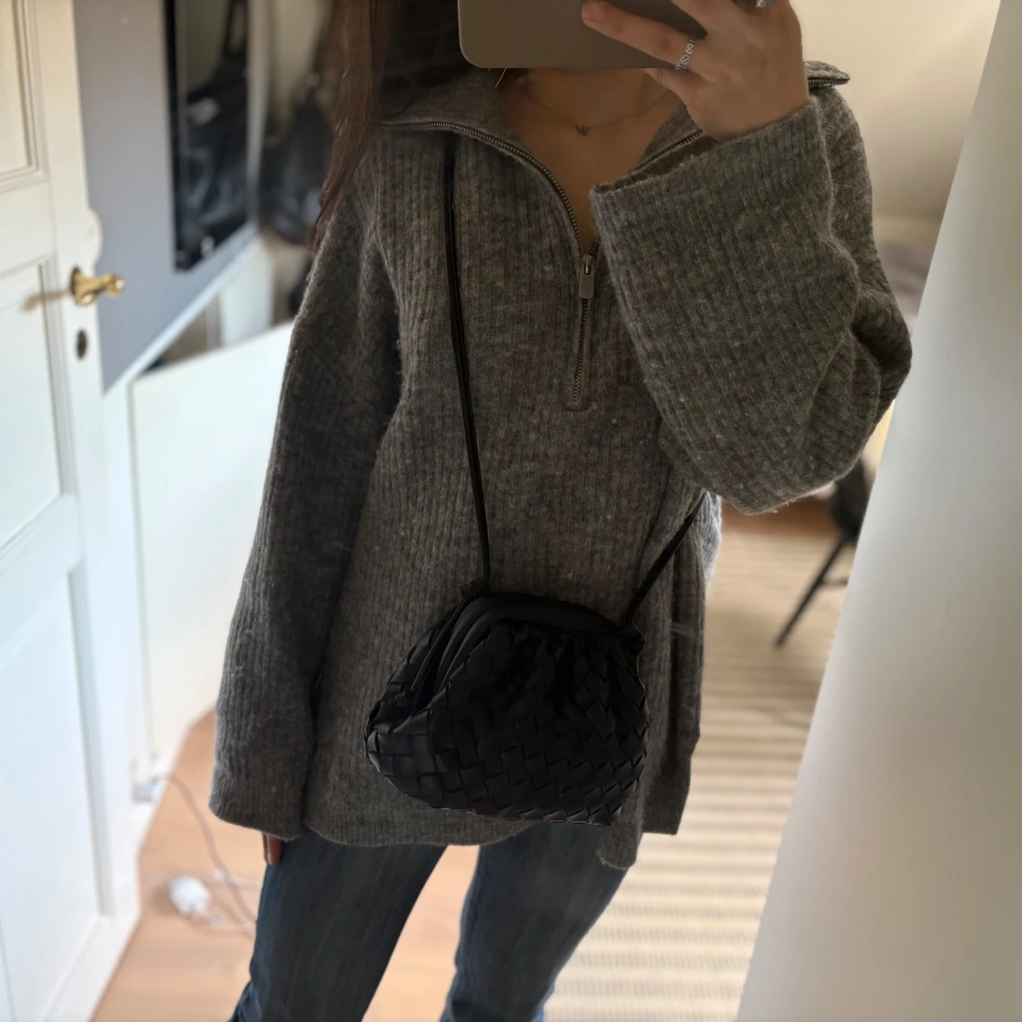 Grå ribbad tröja med dragkedja