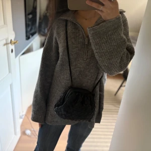 Grå ribbad tröja med dragkedja - Säljer en mysig grå ribbad tröja med dragkedja i halsen. Lite nopprig men annars fint skick☺️