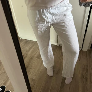 Vita linnebyxor med snörning - Lågmidjade snygga och bekväma vita linnebyxor med snörning i midjan. Aldrig använda Xs/regular🩷