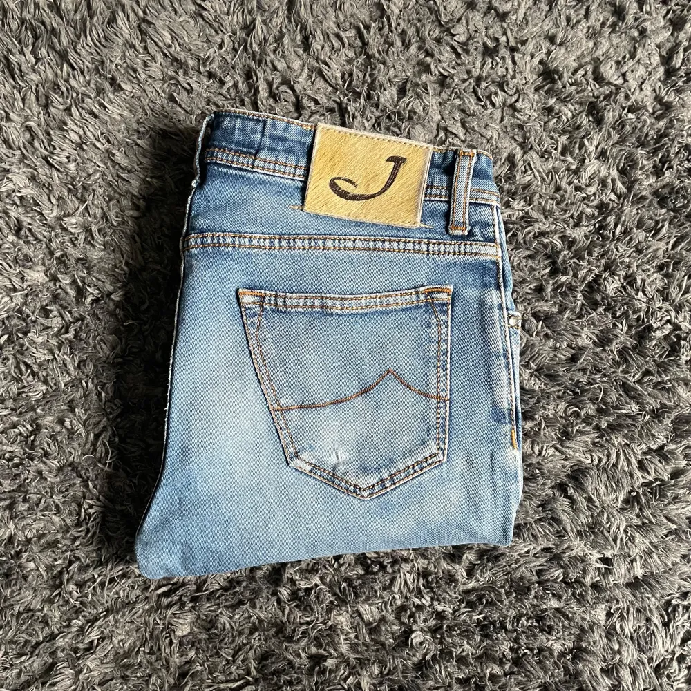Ett par riktigt snygga Jacob choën jeans säljs nu till riktiga bra pris. Jeansen är i 9/10 skick och vid frågor är det bara att skriva ✅. Farkut & Housut.