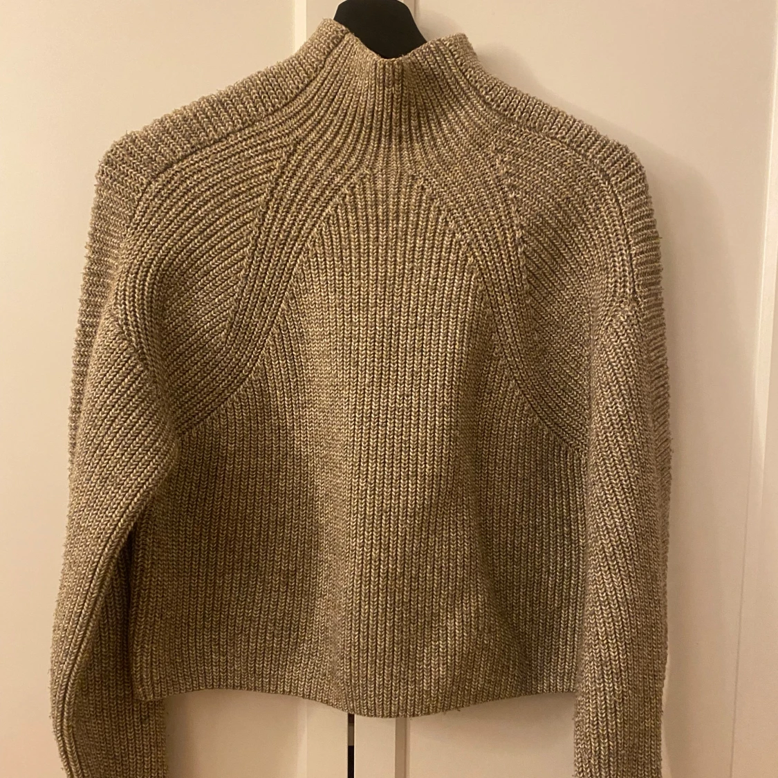 Beige stickad tröja från H&M - 1