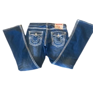 True religion jeans - Super fina trueys som sitter bootcut och lowwaist ❤️ lite slitna längst ner, osäker på äktahet🩷