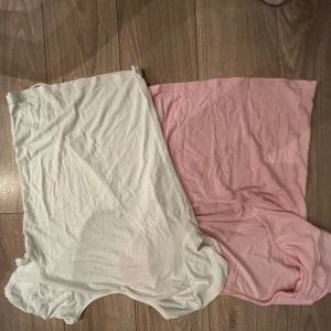 Två t-shirts från 157 - Säljer två t-shirts från 157 i storlek S. En är vit och den andra är rosa. Perfekta för en avslappnad stil. Båda är kortärmade och gjorda i ett mjukt material. De båda är öppna i ryggen, pris kan diskuteras!!! 