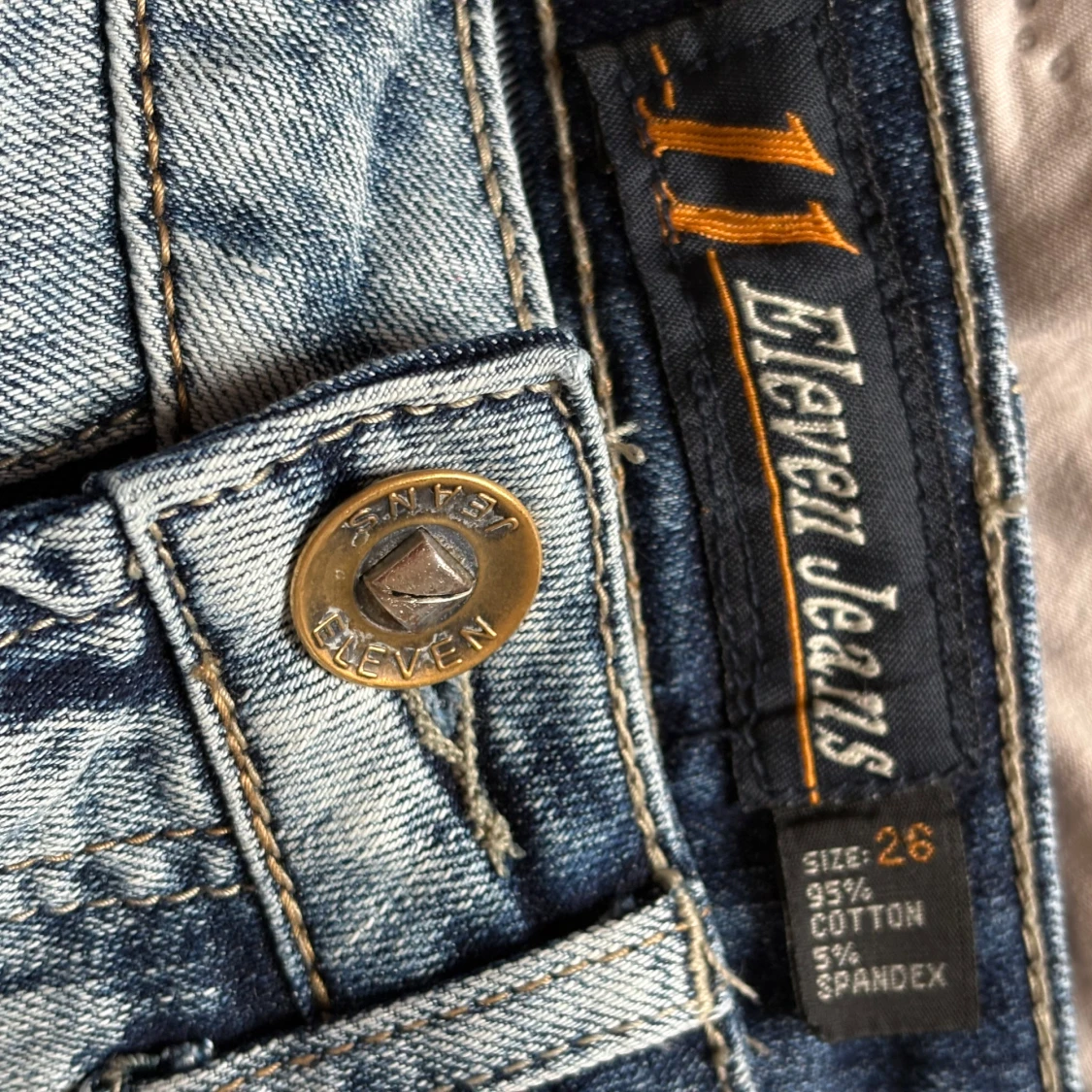 Blå jeans med detaljer från Eleven Jeans - 3
