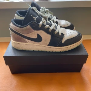 Jordan 1 - Säljer ett par Jordan 1 low tie dye. De är väl använda och i använt skick men är inte trasiga på något sätt. Har kvitto, originalkartong, original klistermärke och footlocker påse.   Hör av dig vid minsta lilla fråga 🤙