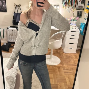 Grå kofta med knappar - Så fin grå kofta ifrån Nelly!💕 passar perfekt till vardags men går även att klä upp. Typisk ”Stockholm stil plagg” . Knappar och små rosetter där fram💗 Extremt gosig och skön! Storlek Xs/S men kan passa mindre eller större ❤️‍🩹