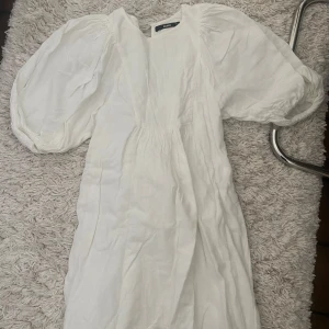 Vit klänning från BikBok - Säljer en vit klänning från BikBok i storlek XS. Klänningen har puffiga kortärmar och en snygg snörning i ryggen. Perfekt för sommarens alla tillfällen! Använd ibland, men har inget slitage. Nypris var runt 500kr skulle jag gissa. 