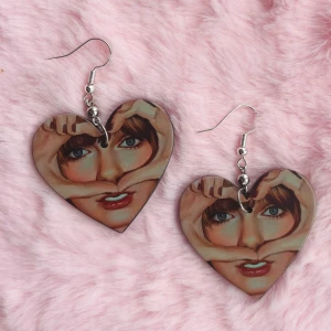 Taylor Swift örhängen  - Nickelfria krokar. Hämtas i Hornstull i Stockholm eller skickas mot fraktkostnad. 💕