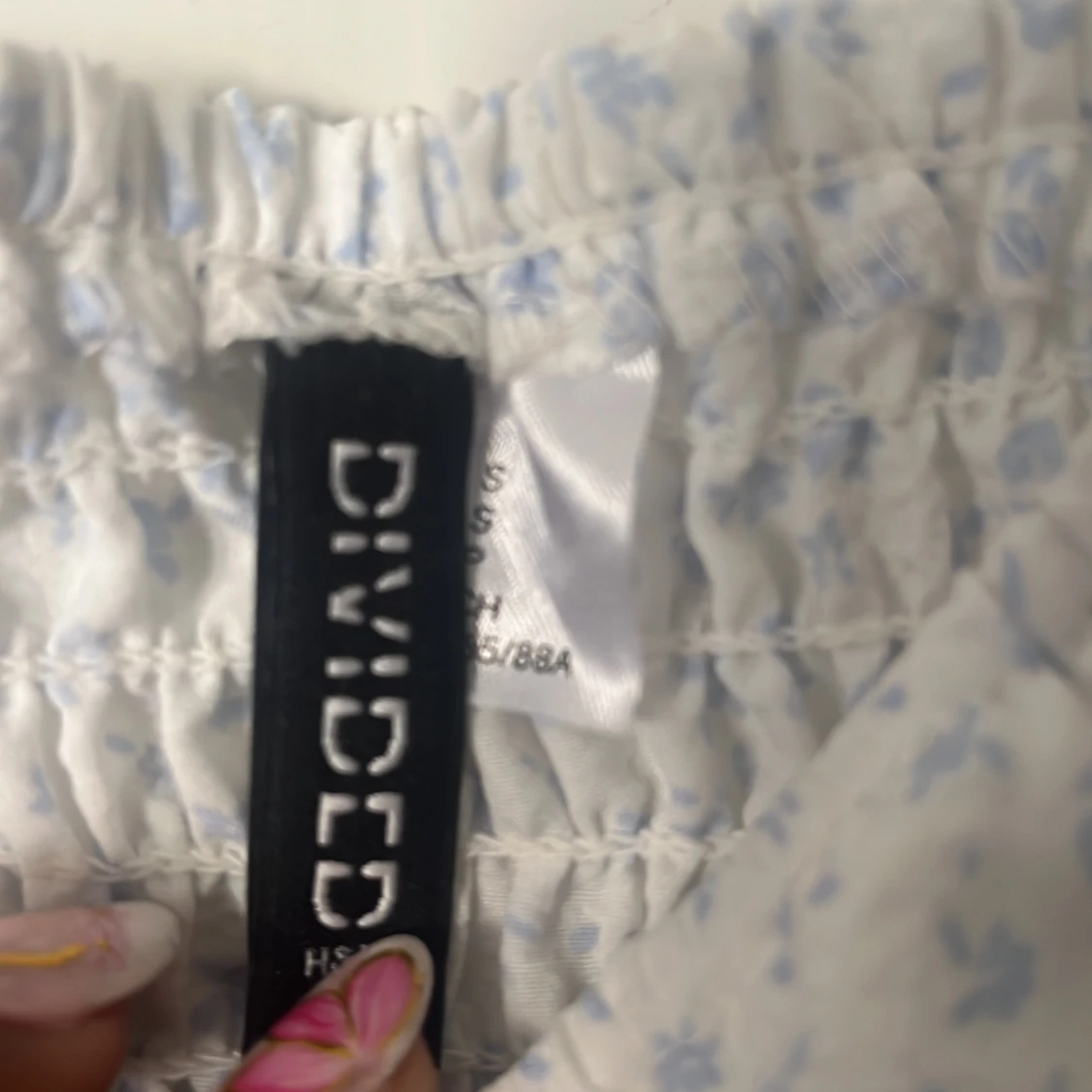 Vit blommig klänning från Divided - 2