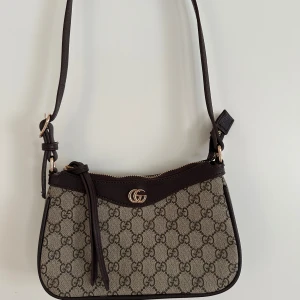 Beige brun axelväska - I nästintill nytt skick, använd en gång under någon timme. Skriv gärna för fler frågor!