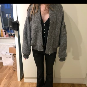 Grå bomber jacka  med dragkedja - Grå slutsåld bomber jacka från HM strl xs