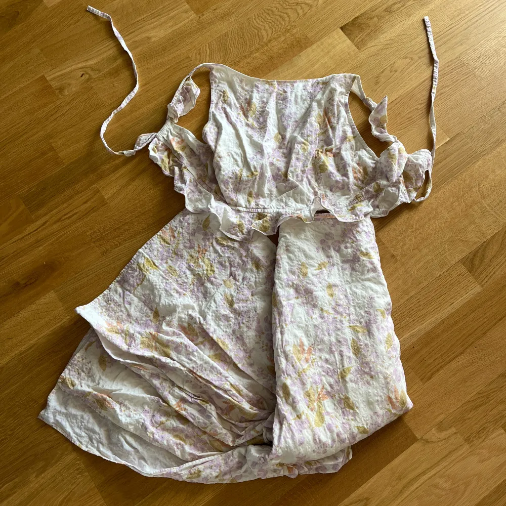 Blommig set från peony. Båda delarna motsvarar S även om kjolen är 10 och toppen 12 (den är liten alltså). Nypris ca 2000 kr.. Mekot.