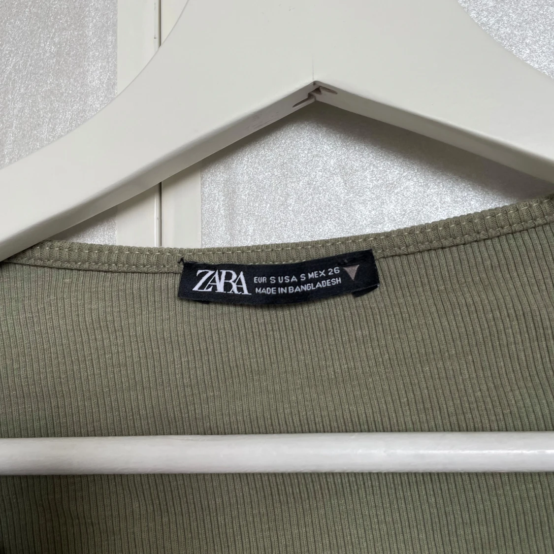 Olivgrön ribbad topp från Zara - 2