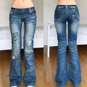 miss carpi jeans  - midja: 81 innerben: 82 🤍 lågmidjade bootcut jeans, vintage från Miss Carpi 🤍 jag är 171cm & stl S/36/28 för referens 🤍 använd gärna ”köp nu” 🤍 har två lösa öglor men lätt att sy fast (inte mina bilder) 