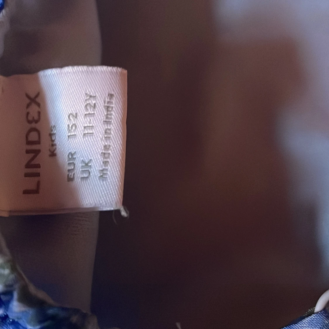 Blå blommig klänning med volangdetaljer - 4