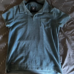 Frotté piké Robbie Moor - Jätte snygg Robbie Moor piké .Knappt andvänd och passar till princip varje outfit. Jätte snygg nu inför sommarn och släpps för ett schysst pris vid snabb affär.