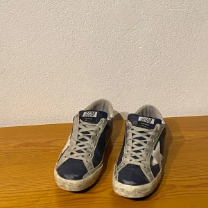 Golden goose - Säljer dessa golden goosen för endast 1999kr.  Skorna är i extremt bra skick utan några tecken på användning. Storlek 41 men passar 42. Hör gärna av er vid intresse🌟