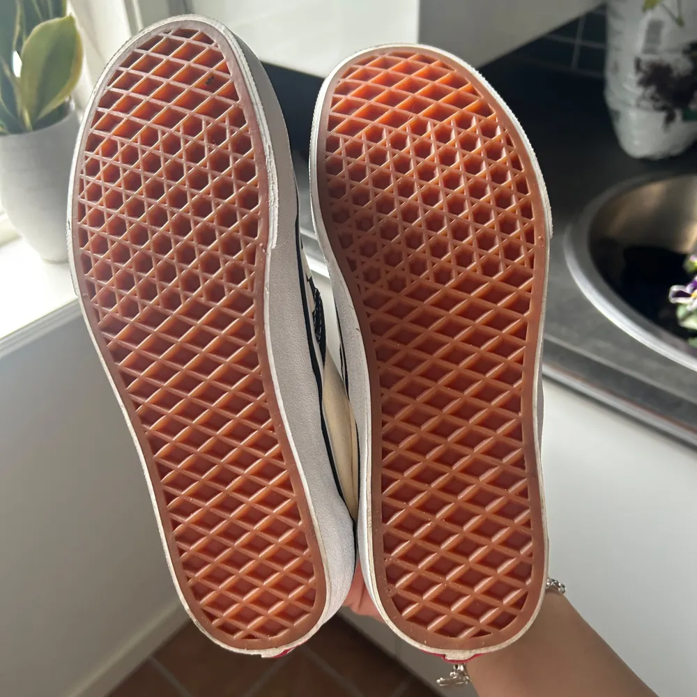 Säljer ett par svartvita Vans med rutigt mönster då de aldrig kommit till användning, endast testade. Storlek 38. Kengät.