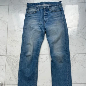 Acne Studios 1996 ”Trash” regular fit jeans - Sköna byxor från acne. Sparsamt använda. Passar  runt 180 cm. Nypris är ca 4000 kr. 