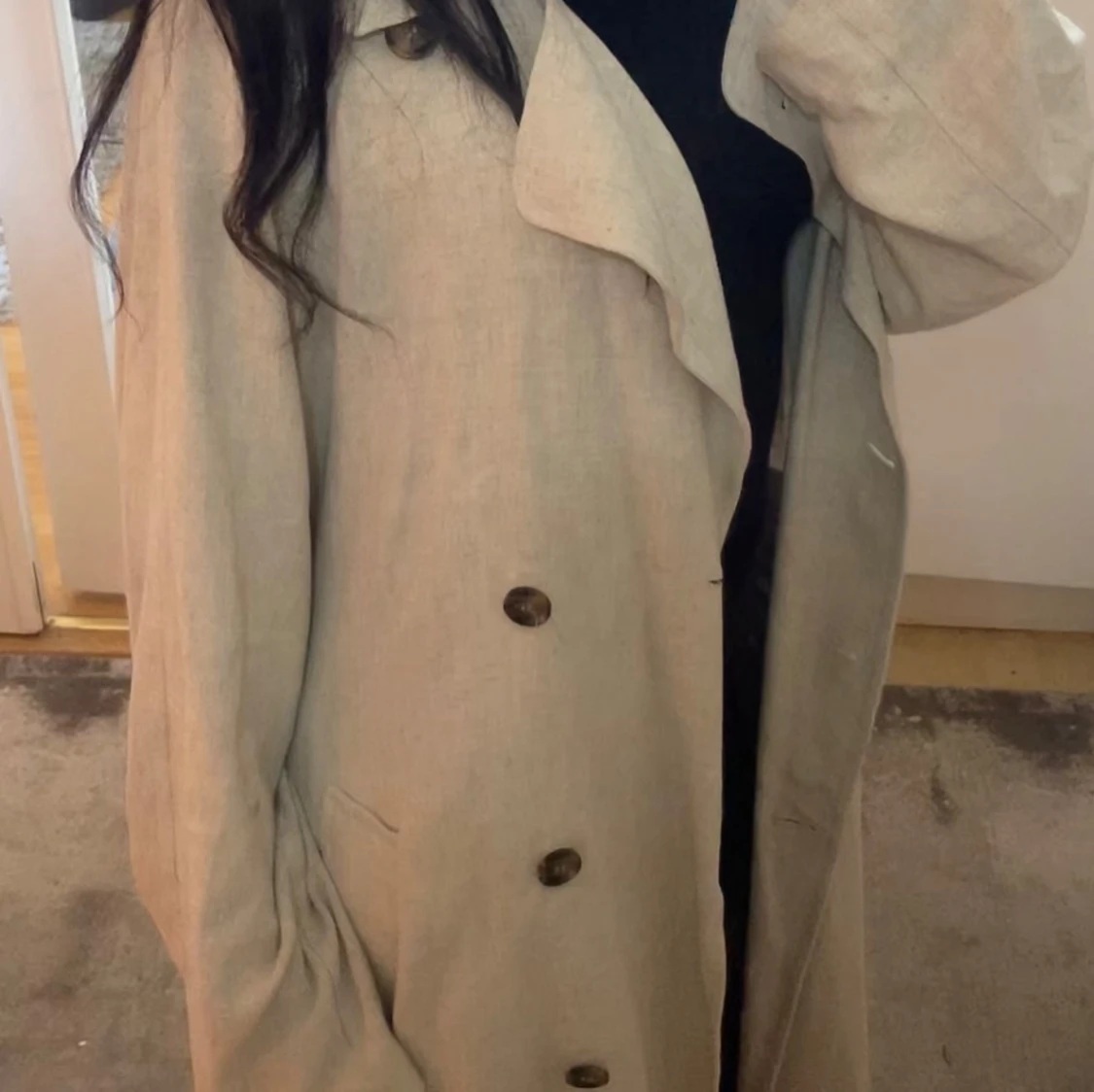 Beige linne trenchcoat med knappar - 3