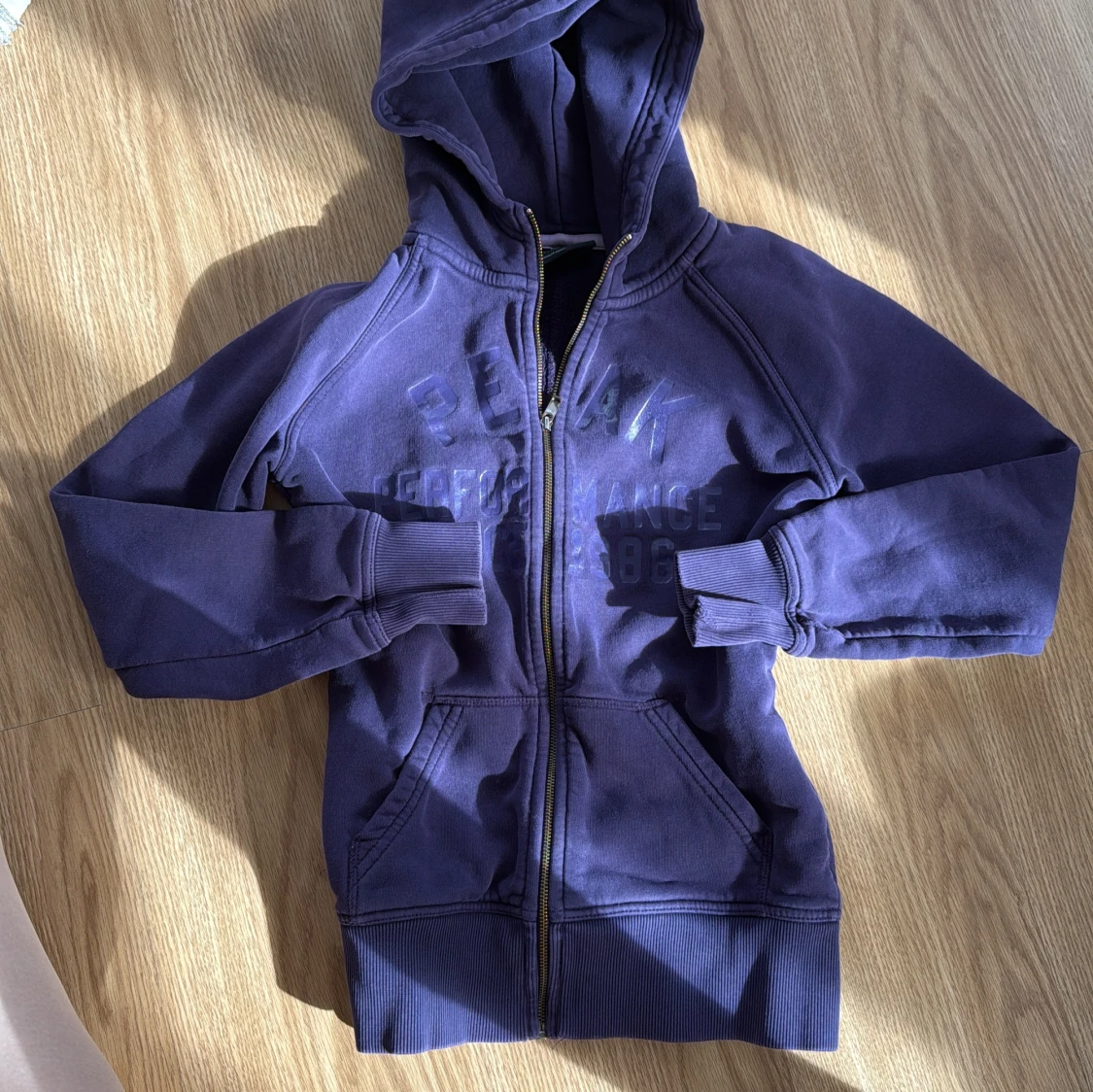 Lila kofta från peakperformance