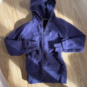 Lila kofta från peakperformance -  Lila kofta från peakperformane i storlek. S. 