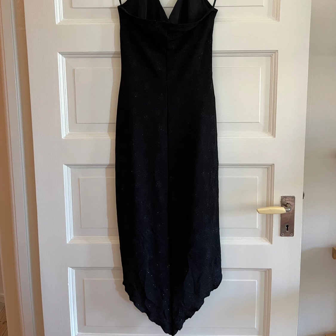 Svart glittrig klänning - 1