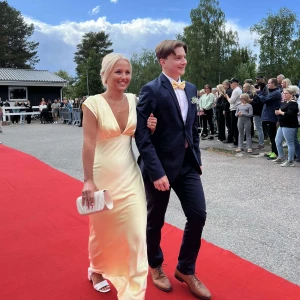 Balklänning  - Säljer min otroligt fina gula balklänning! 💛🌼I storlek Small!! Den är använd vid ett tillfälle. 🌞 Jag är 167cm! Högsta bud just nu 1900. 🌞🫶🏼