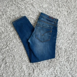 Dondup George - Säljer nu dessa grymt snygga dondups i stl 33 som mer sitter som 31 eller 32. Modellen är George skinny fit. De är överlag i ett mycket fint skick men har en liten defekt i skrevet som dock inte syns. Hör av dig vid fler frågor eller funderingar!