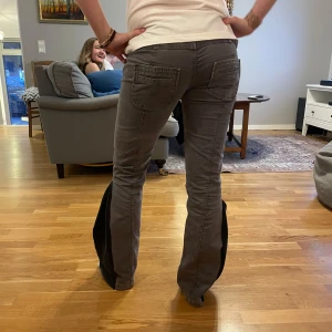 Lågmidjade bootcut jeans - Snygga grå lågmidjade jeans omsydda till bootcut💗 tjejen på bilden brukar bära strl xs och är 158💗