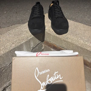 Svarta Christian Louboutin helt nya skor! - Säljer mina helt nya Christian Louboutin för de är inte min stil. Modell louis Strass leopard flat veav velours m154. Knappt använda. Skick: 9,9/10.Storlek 43 passar också storlek 44. Medföljer box och dustbag. Vänligen hör av er vid frågor eller funderingar mvh Philip se mindre