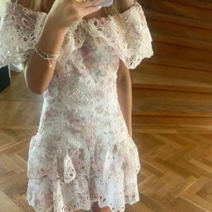 SÖKER denna blommiga spetsklänning - SÖKER denna blommiga spetsklänning med offshoulder från fetich suanses helst i strl XS men funkar nog bra S oxå!!😍