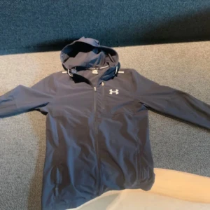 under armour jacka - Hej säljer min Under armour windbreaker/Vindjacka Säljer pågrund av att tänker spara pengar. Jackan har inga hål eller fläckar. 