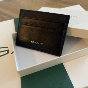 Svart plånbok från GANT - Knappt använd. Köpt för 800kr