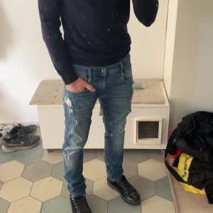 Blå jeans från Replay - Säljer ett par riktigt feta jeans från replay med slitningar, modellen är anbass och storleken är 30/32, skriv om du har några frågor!