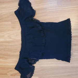 Off shoulder spetstopp  - Så snygg off shoulder spetstopp perfekt på fest! Storlek xs men kan även passa xxs. Skriv för fler bilder! Pris kan diskuteras vid snabb affär.