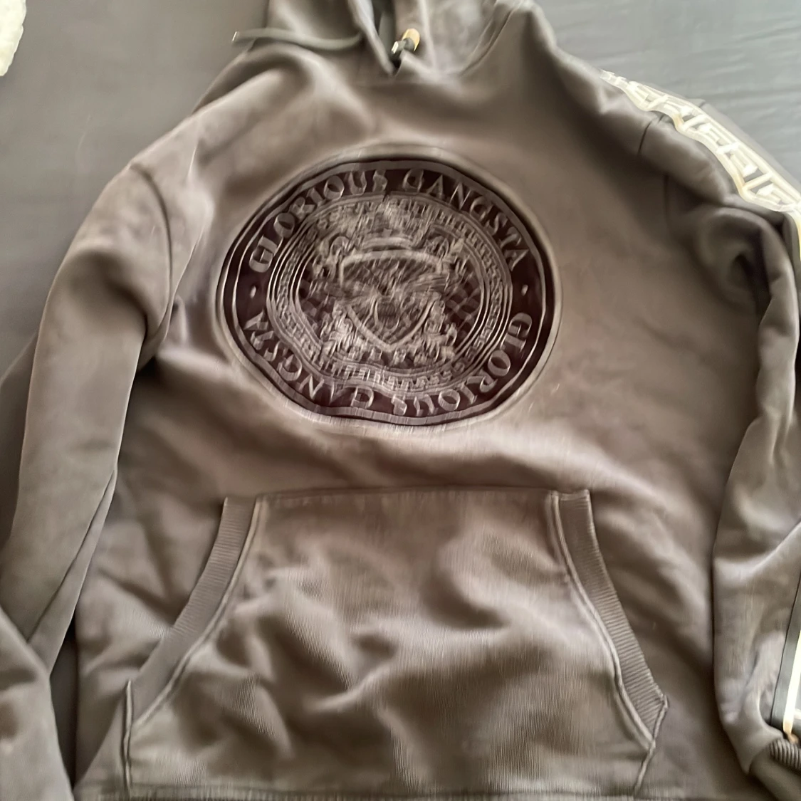 Grå hoodie från Glorious Gangsta - 1