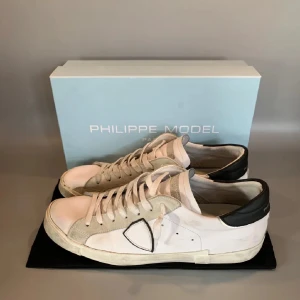 Philippe Model  - Tja, säljer nu dessa sjukt snygga Philippe model skorna, låda och dustbag tillkommer och såklart äkta, tveka inte att höra av er vid minsta lilla fråga!