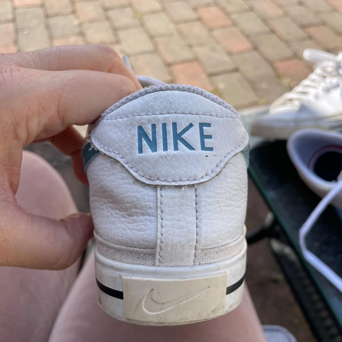 Vita Nike sneakers med blå detaljer - 3