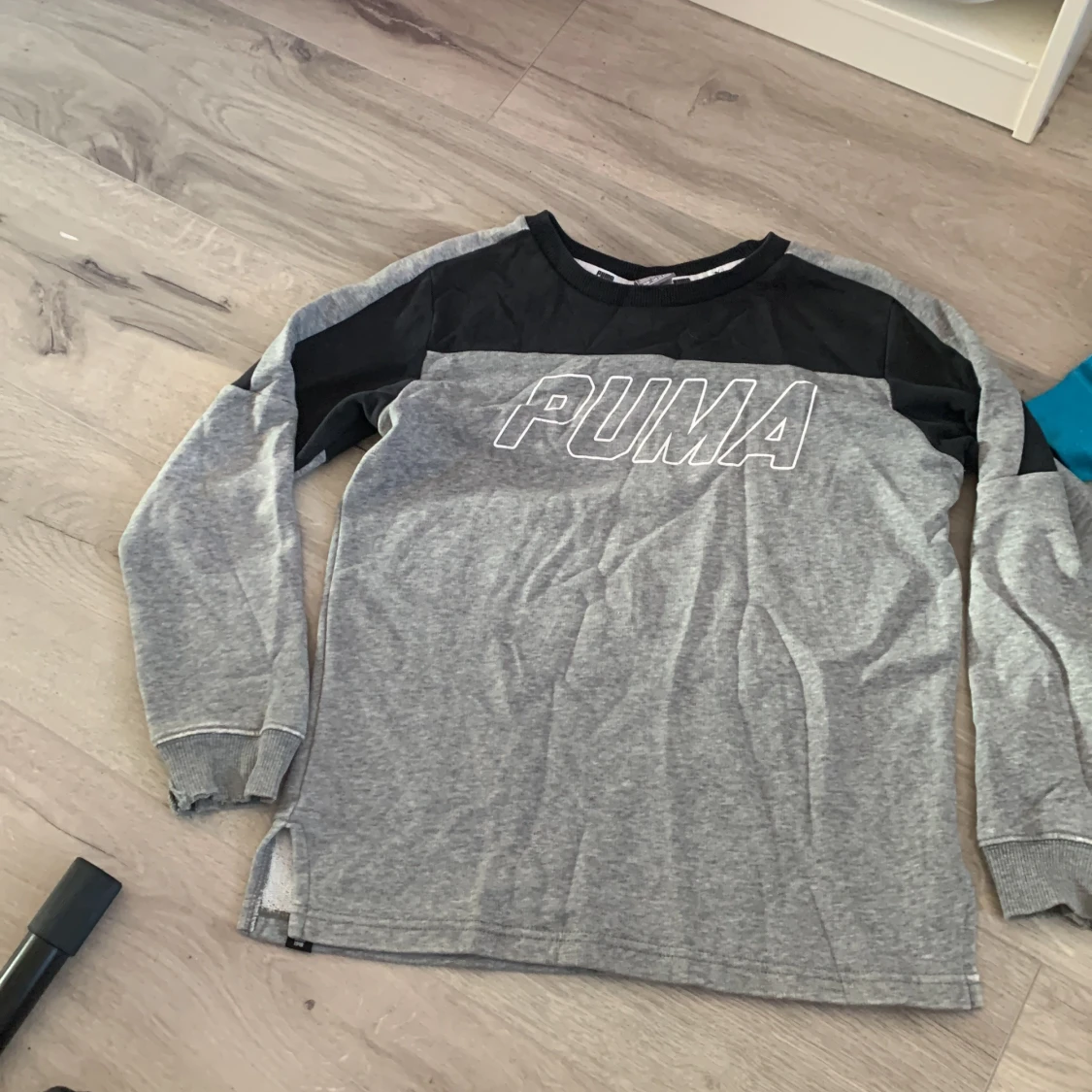 Grå och svart långärmad tröja från Puma