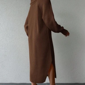 Brun stickad klänning - Snygg brun stickad klänning med lång ärm och slits på sidan. Mysig och bekväm passform. Använd 1-2 gånger.  Onesize