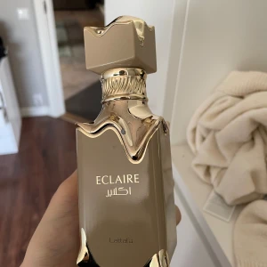 Eclaire Parfym från Lattafa - Elegant parfymflaska i guld och beige från Lattafa. Doften passade tyvärr inte mig, storlek : 100ml