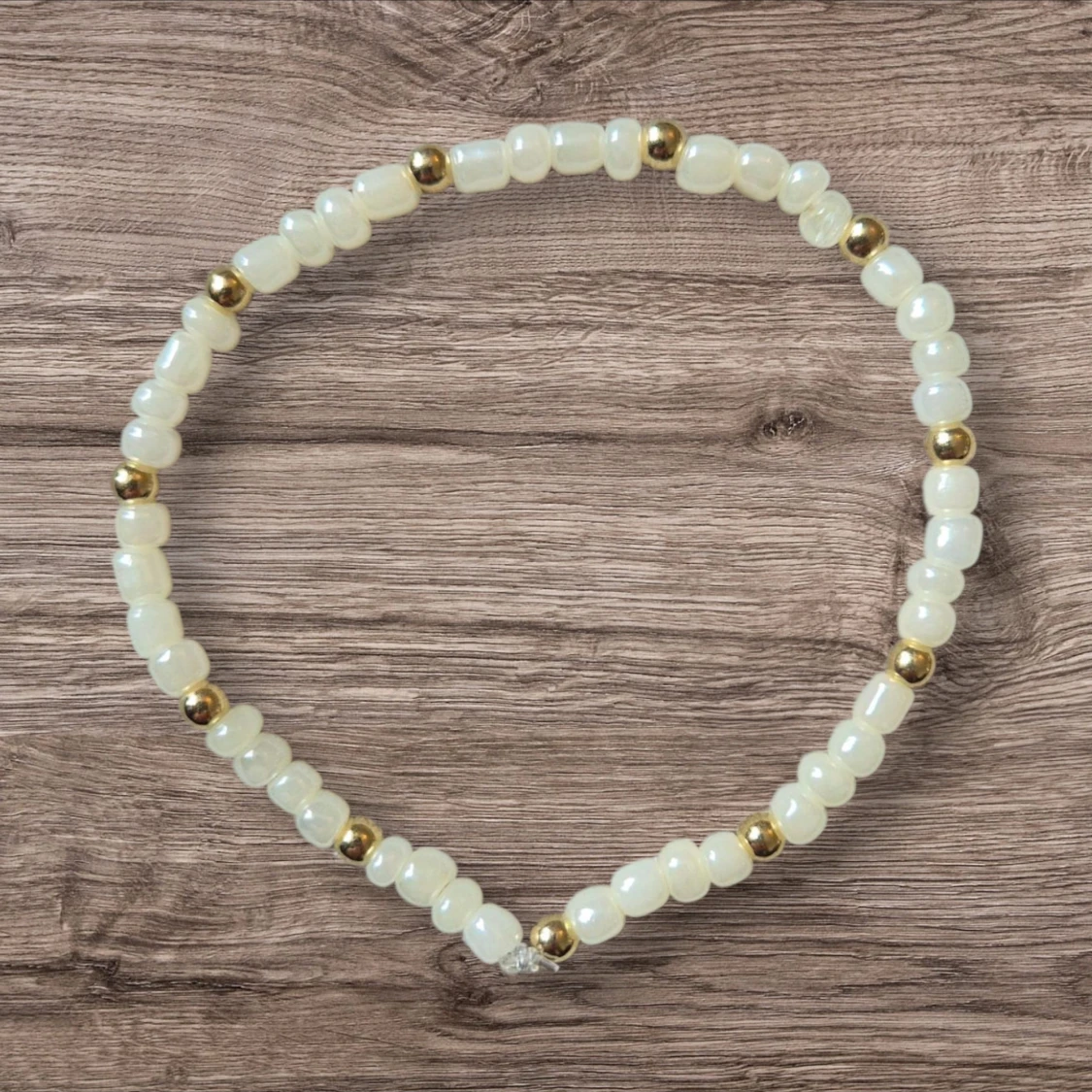 Pärlarmband med vita och guldpärlor