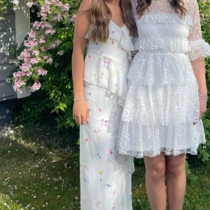 Vit blommig klänning från Gina Tricot - Säljer en vacker vit klänning från Gina Tricot med blommigt mönster i flera färger. Använd ett få tal gånger så den är i gott skick🩷