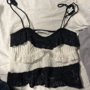 topp zara - super fin topp från zara som kan användas med eller utan band som en bandau topp. Storlek S och köpt i slutet av sommaren så knappt använd! svarta tyget är Glitter ! Det finns ett litet hål men fråga om bilder så skickar jag