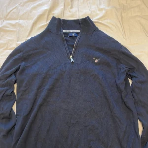 Gant stickad tröja - Skriv vid frågor och priset diskuteras gärna! 👍(Notera att Gant-lappen bara sitter fast på ett ställe, men inget som syns när du har på dig tröja). Den sitter ju som sagt inne i tröjan vid nacken.