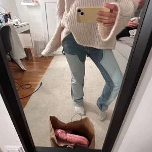 Jeans från Filippa K - Säljer superfina och unika jeans från Filippa K. De har inga defekter o är praktiskt sett i nyskick! Skriv till mig för mer info eller köp direkt! 💫
